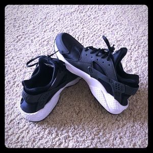 Nike huaraches women’s size 10